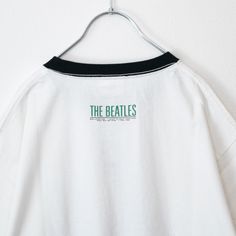 A retro ringer tee with a monochrome photo of the Beatles

 ●Turn on the Beatles logo with a colorful design

 ● A piece with a casual feel thanks to the drop shoulders

 ●Logo print on the back neck

 ●We recommend pairing it with denim for a retro style

 【keyword】

 Ladies Men's Women's Unisex Genderless

 The Beatles Beatles Retro

 Sweatshirt Rock T Band T Music Festival

 Casual Trend Vintage Fashion American Casual

 John Lennon · George Harrison · Ringo Starr · Paul McCartney

 Charcoal Vintage White T-shirt With Letter Print, Retro White T-shirt With Screen Print, White Retro T-shirt With Screen Print, Retro White T-shirt For Fan Merchandise, Vintage White T-shirt With Text Print, Retro White Crew Neck T-shirt, 90s White Fan Merchandise T-shirt, White Band Logo T-shirt, White Band Logo Short Sleeve T-shirt