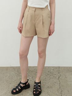 This is a feminine and modern shorts by 320SHOWROOM that is made out of high quality and sturdy fabric. With unique design detail and trendy mood, you can style it for your modern and casual daily outfit.- Pin tuck detail- Belt loops with key ring- Welt pocket on the back with label detail- Set up with matching jacket Modern Bottoms With Built-in Shorts For Spring, Modern Bottoms With Built-in Shorts, Spring Workwear Shorts With Short Leg, Workwear Cargo Shorts, Modern Short Bottoms For Summer, Modern High-waisted Shorts For Summer, Modern High Waist Summer Shorts, Modern Summer Bottoms With Short Inseam, Summer Workwear Cargo Shorts