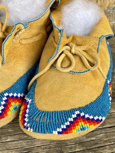 Native American Beaded Tennis Shoes, Native Moccasins, Southwestern Christmas Ornaments, Southwestern Christmas, American Indian Crafts, Beaded Moccasins, Native American Clothing, Native American Crafts, Indian Crafts