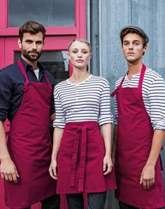 Casual Restaurant Uniform, Cafe Owner Outfit, Barista Uniform Ideas, Cafe Uniform Trendy, Restaurant Uniforms Casual, Cafe Uniform Aesthetic, Bakery Uniform Ideas, Coffee Shop Uniform Ideas, Barista Outfit Casual