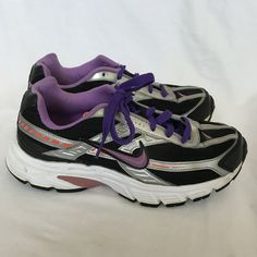 Black Running Shoes Women, Nike Initiator, Sneakers Purple, 95 Nike, Sport Shoes Women, Nike Fashion, Black Running Shoes, Nike Running, Brooks Sneaker