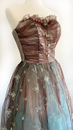 Excellent vintage condition. Fits modern size XS. Waist, 24 in. Bust 32 in. Vintage Floral Embroidery Evening Dress, Yule Ball Outfits, Vintage Prom Dresses 1950s, Pretty Gowns, 1950s Prom Dress, Dr Wardrobe, Prom Dress Inspo, Tulle Party Dress, Yule Ball