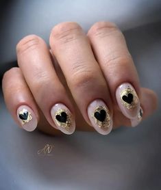 Short nails are the best when it comes to practicality, but this doesn't mean they have to be boring! We love this simple black heart nail design that adds effortless personality to your fingertips. Dramatic Nails, Black And Gold Nails, Boring Nails, Black Gold Nails, Quartz Nails, Royal Blue Nails, Heart Nail Designs