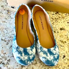 Lucky Brand Tie Dye Blue White Ballet Flat Shoe Cloud Canvas Lp Erin 7m Blue Round Toe Flats For Summer, Trendy Blue Summer Flats, Blue Closed Toe Flats For Spring, Trendy Blue Flats For Spring, White Ballet Flats, Cloud Canvas, Tie Dye Blue, Flat Shoe, Lucky Brand Shoes