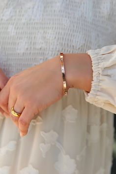 Watch With Bangles, Elegant Gold Bangles, Rose Gold Kada Design For Women, Bangle Bracelets Gold Women, Bangle Bracelets Gold Simple For Women, Simple Bracelets Gold, Gold Bracelet For Women Classy, Bracelets Gold Simple For Women