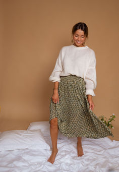 Green Moriane Skirt
 – Easy Clothes North America Green Maxi Skirt, Thrift Inspo, Maxi Skirt Outfits, Spring Photos, Green Maxi, Mode Chic, Ținută Casual, Mein Style, Photo Outfit