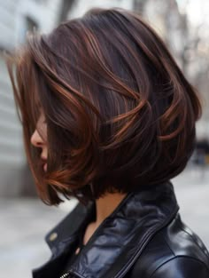 Trendy Bob Haircuts with Highlights - Style US Bob Haircuts With Highlights, Haircuts With Highlights, Trendy Bob Haircuts, Caramel Hair Color Ideas, Black Hair Pale Skin, Pixie Bobs, Caramel Hair Color, Medium Brunette Hair, Brown Bob Hair