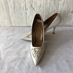 SZ 8,5 LENGTH 11" WIDTH 3" INSOLE 9.5" HEEL HEIGHT 4" glamorous white leather and lace shoes vintage 1960s white leather heel pumps glamour movie star style pointed toe leather cutouts with white lace detail tonally topstitched collar  slip on style covered  heel  smooth outsole glamour fashion leather  sole leather lining  THE BOOTERY label made in the USA GOOD CONDITION Retro White 4-inch Heels, Retro White Pointed Toe Heels, White Retro Heels With Pointed Toe, Vintage White Heels For Spring, Vintage White Open Toe Heels, White Retro Fitted Heels, Vintage White Heels For Wedding, Vintage White Wedding Shoes With Round Toe, Retro White Heels With 4-inch Heel