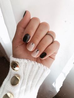 October Nails Short, Nails Short Black, Fall Dinner Parties, Short Black Nails, White Short Nails, Black Gel Nails, Short Nail Manicure, Ideas Uñas, Square Nail Designs