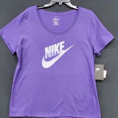 Nwt Bin A.Rn S Nike Shirts Women's, New Orleans Saints Shirts, Nike Running Shirt, Saints Shirts, Cropped Graphic Tees, Nike Retro, Tops Nike, Nike Purple, Dri Fit Shirt