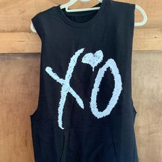 a black shirt with the word xo painted on it