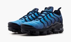 The Nike Air VaporMax Plus "Photo Blue" takes the bold sneaker in a tonal direction with a light blue gradient on the upper surrounded by a dark blue cage.  Blending the upper from the Nike Air Max Plus from 1998 with the outsole from the Nike Air VaporMax from 2017, the hybrid sneaker is a combination of classic and modern.  The VaporMax cushioning delivers unrivaled comfort and completes the sneaker's aesthetic with a semi-translucent blue hue. Light Blue Gradient, Blue Obsidian, Vapour Max Nike, Vapor Max, Air Vapormax Plus, Nike Air Vapormax Plus, Nike Vapormax, Womens Air Jordans, Air Vapormax