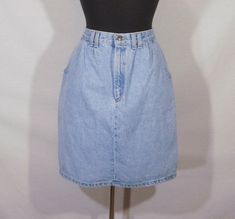 "Here is a sweet 80s vintage stonewashed light blue mini jean skirt with a southern preppy style. This classic 80s Vivaldi brand above the knee denim skirt has really great tailoring details from a structured waistband with belt loops to the bareback yoke, side pockets and back pleat vent for movement ease. The 100% cotton denim is medium weight in a light blue stone wash with a front zipper fly. This skirt has a sleek straight cut and the vintage label says it's made in U.S.A. and flat measurem Southern Preppy Style, Southern Preppy, 80s Skirt, 80s Jeans, Tailoring Details, Etiquette Vintage, Preppy Southern, Style Preppy, Bleach Wash