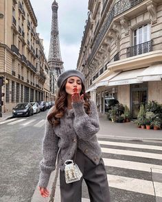 Baret Outfit, Paris Trip Outfits, Paris Outfit Ideas, Portret Feminin, Outfits Paris, Parisian Outfits, Mode Hippie, Europe Outfits, Paris Mode