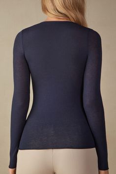 Long sleeve V-neck top in modal ultralight with cashmere. Soft, ultra lightweight fabric. Softly hugs the body.
The model is 5’ 9” (175 cm) tall and is wearing a size S. Fine Knit V-neck Top For Work, Elegant Stretch V-neck Long Sleeve Top, Long Sleeve Seamless Soft Stretch Top, Soft Stretch Seamless Long Sleeve Tops, Seamless Soft Stretch Long Sleeve Tops, Seamless Second-skin Long Sleeve Tops, Seamless Second-skin Tops For Fall, Fitted Long Sleeve Modal Top, Fitted Modal Long Sleeve Tops