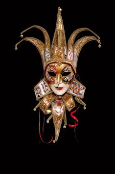 Alea Jolly Alea Jolly authentic venetian mask in papier mache. Handcrafted according to the original Venice carnival tradition. Manifactured in Venice by the famous venetian masters. Each item is provided with certificate of authenticity. Mask Dimensions Width: 35 cm Height: 70 Costumes With Masks, Venetian Costumes, The Mask Costume, Masquerade Ball Mask, Costume Venitien, Venice Mask, Venetian Masquerade Masks, Venetian Carnival Masks, Ball Mask