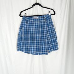 Vintage 90s Bill Blass skorts. Get the cute look of a mini skirt, while really wearing shorts. Tag size womens 10. Please see measurements below for a true and accurate fit. They are in very good vintage condition. 100% cotton light weight denim.  MEASUREMENTS (laying flat)  WAIST 14 inches side to side HIPS 19.5 inches side to side INSEAM 6.5 inches Y2k Mini Cotton Skort, Mini Denim Skirt With Built-in Shorts, Retro Mini Length Bottoms For School, Cotton Denim Mini Skirt With Built-in Shorts, Blue Mini Skort Y2k Style, Y2k Blue Cotton Mini Skirt, Blue Y2k Skort With Pockets, Blue Mini Length Y2k Skort, Casual Mini Shorts For School