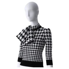 Alexander McQueen Houndstooth Bow Jumper Wool Dogtooth Sweater Blouse Top | From a unique collection of rare vintage Blouses at https://www.1stdibs.com/fashion/clothing/blouses/. Black Houndstooth Winter Top, Fitted Houndstooth Pattern Tops For Winter, Fitted Houndstooth Tops For Winter, Chic Houndstooth Winter Tops, Helen Mirren, White Houndstooth, British Fashion, Elegant Chic, Soft Wool