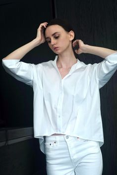 Be anything but ordinary for 2021 summer fashion trends in our Pleat Hem Kimono Shirt. Made in our Italian Cotton Nylon with a touch of metal yarn, this top has an attitude all of its own. Perfect for your travel outfit, or casual work outfit, this is the perfect quick and breezy look. This summer button down shirt outfit adds a touch of flair to your next vacation outfit too! Shop more summer style for 2021 at KAL RIEMAN. White Poplin Button-up Shirt, White Poplin Top With Spread Collar, White Relaxed Fit Poplin Shirt, White Poplin Shirt For Work, White Poplin Shirt For Office, White Poplin Office Shirt, White Poplin Shirt For Summer, White Poplin Shirt For Daywear, White Poplin Shirt For Spring