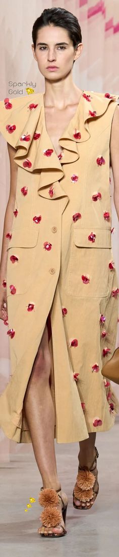 #UllaJohnson #Spring2025 #Collection2025 #Runway #SparklyGold #HauteCouture #Fashion Fashion 2025, Women's Runway Fashion, Resort Look, Refashion Clothes, Work Attire, Ulla Johnson, Moda Casual, Pretty Dresses