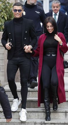 Cristiano Ronaldo y Georgina Rodríguez, todo sonrisas a su llegada a los juzgados Outfit Nero, Georgina Rodriguez, Ronaldo Cristiano, Formal Men Outfit, Mens Fashion Blazer, Mens Casual Outfits Summer, Formal Mens Fashion, Designer Suits For Men, Mens Trendy Outfits