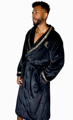 Relax in comfort and style in this super soft and plush fleece robe. Features: Two pockets. Adjustable tie belt. Machine washable. See size chart for measurement details. Mens Robes, Cozy Luxury, Black Royalty, Fleece Robe, Men's Robes, Greek Key, Black Fleece, Tie Belt, Soft Black