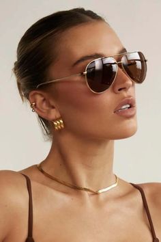 The Campbell by Banbe are glam metal frame aviator sunglasses. Add a pair of glam aviators to your collection for an instant outfit elevator. Width: 14.3cm, Lens Height: 5.2cm, Arm Length: 14.5cm, Nose Bridge: 1.3cm Engraved Banbe logo on outer right arm Lightweight Scratch resistant/Category 3/Polarised 100% UV protection with high sun glare reduction Includes branded vegan case & cleaning cloth Designed in Australia. Crop Top Outfits Summer, Ray Ban Original Wayfarer, Sunglasses Women Aviators, Aviator Glasses, Glam Metal, Stylish Glasses, Y2k Aesthetic Outfits, Makeup Blog, Kendall Jenner Style