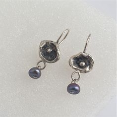 Silver earrings with a cast organic shape and a black pearl. Nice jewelry set with 'Black pearl choker'. Pearl Silver Earrings, Neutral Jewelry, Peacock Pearls, Artisan Earrings, Blue Pin, Pearl Choker, Black Pearl, Amazing Jewelry, Belly Button Rings