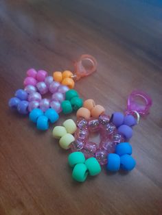 there are many different colored beads on the table