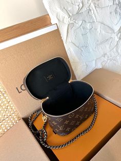 Size: 19cm*13cm*11cm It comes with Dust box, Care manual, Tag, and Paper bag. Luxury Large Capacity Pouch Box Bag, High-end Brown Pouch Box Bag, Gift Box Bag With Original Box In Pouch Shape, High-end Box Bag With Removable Pouch, High-end Rectangular Case Bag As Gift, High-end Rectangular Case Box Bag With Removable Pouch, High-end Rectangular Case Bags As Gifts, High-end Rectangular Box Bag With Removable Pouch, Designer Large Capacity Box Bag For Gift