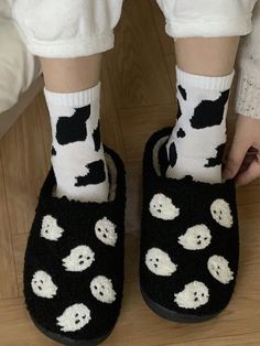 Negro Vacación Collar     Embellished Black Vacation, Funny Slippers, Pool Sandals, Cartoon Ghost, Halloween Cartoon, Shower Shoes, Ghost Cartoon, Home Slippers, Bear Graphic