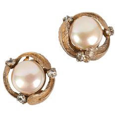 Chanel - Golden metal earrings with costume pearly cabochons. Additional information: Condition: Very good condition Dimensions: Height: 2.3 cm Seller Reference: BOB222 Golden Earrings, Royal Jewels, Chanel Jewelry, Metal Earrings, Jewelry Earrings Studs, Metallica, Pear, Jewelry Earrings, Chanel