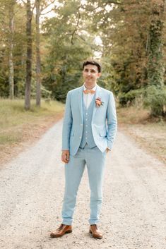 Le marié en costume 3 pièces bleu ciel et chaussures en cuire marron Groom Suite, Manicure, Wedding Day