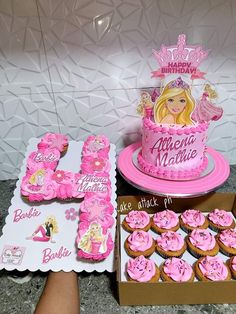 Barbie Cake 4th Birthday, Barbie Birthday Cupcakes, Barbie Treats, Barbie Theme Cake, Barbie Cupcakes, Barbie Birthday Cake, Barbie Party Decorations, Candy Birthday Cakes, Barbie Theme Party