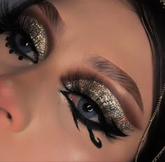 Costume Eye Makeup, Eye Makeup Halloween, Egyptian Eyeliner, Egyptian Make Up, Egypt Makeup, Egyptian Eye Makeup, Cleopatra Makeup, Egyptian Halloween, Make Up Halloween