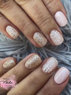 short gold glitter nails with snowflakes for winter Short Fake Nails, Press On Nails Short, Snowflake Nails, Winter Nail Designs, Nails For Women, Xmas Nails, Stick On Nails, Nailed It, Nails Short