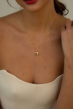 Locket Necklace Simple, Locket Necklace Gold Jewelry, Gold Locket, Classy Jewelry, Jewelry Lookbook, A Necklace, Heart Locket, Girly Jewelry, Jewelry Inspo