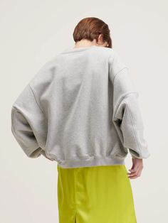 Oversized sweatshirt with paneled details in heather grey fleece. Oversized Gray Crew Neck Sweater, Gray Fleece Tops With Ribbed Cuffs, Gray Fleece Crew Sweater, Gray Crew Neck Fleece Sweater, Oversized Heather Grey Crew Neck Sweater, Gray Relaxed Fit Fleece Sweater, Gray Drop Shoulder Sweater With Ribbed Cuffs, Gray Long Sleeve Athleisure Sweater, Heather Grey Fleece Sweater With Ribbed Cuffs