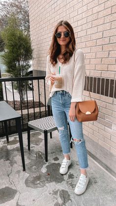 70 Degree Weather Outfit, Teen Spring Outfits, Cheers To Friday, Girls Spring Outfits, Iced Chai, Blue Jean Outfits, Nashville Outfits, Boho Fashion Summer, Fall Winter Wardrobe