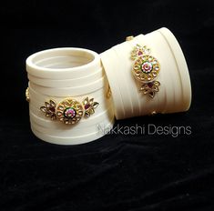 Heavy rajputi chura. Dhal Uttar chura. Indian wedding bridal rajputi chura in ivory colour with beautiful kundan work. Royal rajputi look. This is a beautiful handmade bangle set with Rajputi, Marwari and Rajasthani cultural look made in pure boor material. We are based in Jodhpur Rajasthan which is a city of rich heritage culture and the same touch we provide in our designs. we provide premium quality handmade designer bangles with rich stone and kundan work perfect for all traditional outfits and also for gifting purpose. This is a royal bridal chura with rich kundan work on boor base. A premium product. Kundan Aad Designs Rajputi, Rajputi Shishfool Designs, Baju Bandh Designs Gold Rajputi, Rajputi Bangdi Design In Gold, Rajputi Aad Design Gold New, Rajputi Jewellery Royal Set, Rajasthani Bangles, Hathful Designs Rajputi, Rajputi Jewellery