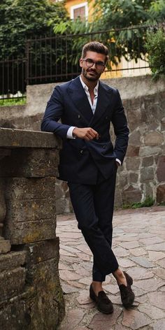 My 5 Favourite Outfits From This Celeb's Instagram Account #mens #fashion #street #style #instagram Blue Loafers Men Outfit, Loafers Men Outfit Formal, Suede Loafers Men Outfit, Casual Suit Look, Loafers Men Outfit, Casual Suits Men, Chique Outfit, Insta Poses, Blue Suit Men