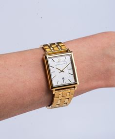 Das große quadratische 40-mm-Zifferblatt kombiniert den klassischen Stil alter Vintage-Uhren mit einem hochmodernen Reiz und verfügt über minimalistische Ziffern und eine dezente Datumsanzeige. Boyfriend ist in vier strahlenden Farbvarianten erhältlich: Mixed Gold, Gold, Mixed Rose Gold und Silver und kombiniert klassische Farbtöne mit zeitlosen Gliedern aus nachhaltigem Edelstahl. Small Case, British Heritage, Swedish Design, Yellow Gold Engagement Rings, Ultra Modern, Branded Gifts, Classic Gold, Watches Jewelry, Gold Gold