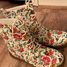 Red Floral , Stile Gwen . Vintage Flat Heel Boots For Spring, White Floral Print Round Toe Boots, Casual Winter Boots With Floral Print, Multicolor Floral Print Boots With Round Toe, Casual Multicolor Flat Heel Boots, Casual Multicolor Boots With Flat Heel, Multicolor Flat Heel Boots For Spring, Casual Floral Print Boots With Round Toe, Red Lace-up Boots For Spring