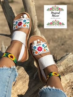 Huaraches Sandals, Mexican Sandals Huaraches, Hippie Shoes, White Huaraches, Mexican Shoes, Mexican Sandals, Outfits For Mexico, Huarache Sandals, Woven Shoes