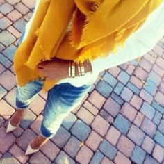 chunky scarf and ripped jeans Denim Heels, Fall Scarves, Simple Outfit, Mellow Yellow, Spring Summer Outfits, Street Styles, Fashion Sense, Passion For Fashion