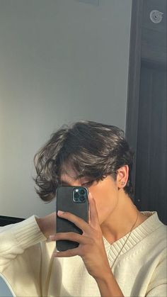 Middle Part Hairstyles Men Short, Mid Part Haircut Men, Messy Middle Part, Girls With Boy Haircuts, Middle Part Hairstyles Men, Middle Part Haircut, 80s Haircuts, Haircut Selfie, Photo Hijab