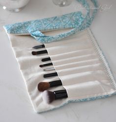 the makeup brush bag has seven brushes in it