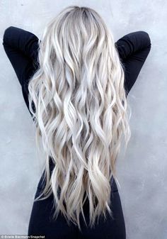 Long Icy Blonde Hair With Shadow Root, Long Platinum Blonde Hair, Icy Blonde Hair Color, Haircut Layered, Long Platinum Blonde, Baylage Hair, Blonde Hair With Roots