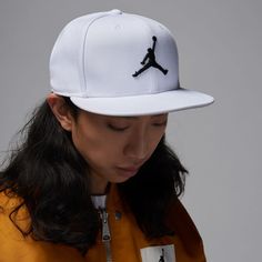 Jumpman matches with a Jumpman, so the Jordan Pro Cap Jumpman Snapback will look perfect with the rest of your gear. Because it has minimal color differentiation, it'll match perfectly with a number of outfits, even non-Jordan ones. The strapback closure allows you to find the right size easily. Features large, embroidered Jumpman logo centered on the front. Snapback (adjustable). Slightly curved bill. Utilizes Dri-FIT® technology for sweat control. White Breathable Snapback Hat With Flat Brim, White Breathable Flat Brim Baseball Cap, Sports Baseball Cap With Flat Brim, Functional Baseball Cap With Flat Brim For Sports, Functional Sports Baseball Cap With Flat Brim, Sports Functional Flat Brim Baseball Cap, Urban Solid Color Baseball Cap For Streetwear, White Casual Snapback Hat For Outdoor, Casual White Snapback Hat For Outdoor