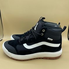 Vans Ultrarange Exo Hi Mens Insulated, Waterproof Shoes Brand New In Box Without The Lid!!! Vans Boots, Black Shoe Boots, Gum Boot, Gore Tex Boots, Leather Vans, Vans Ultrarange, Green Boots, Shoes Vans, Black Gums